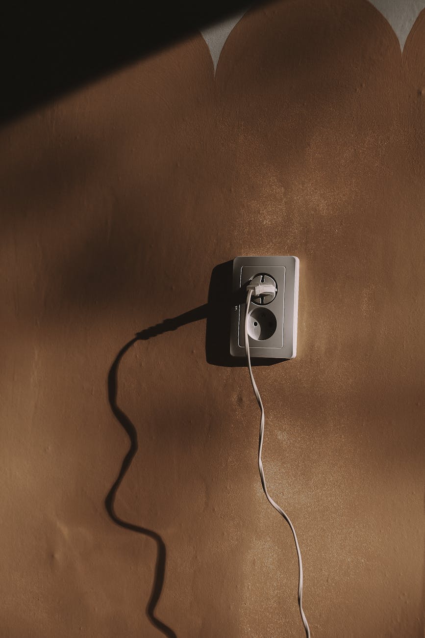 Does Leaving Chargers Plugged In Use Electricity? Standby Power, Real Cost & Simple Ways to Save (2026)